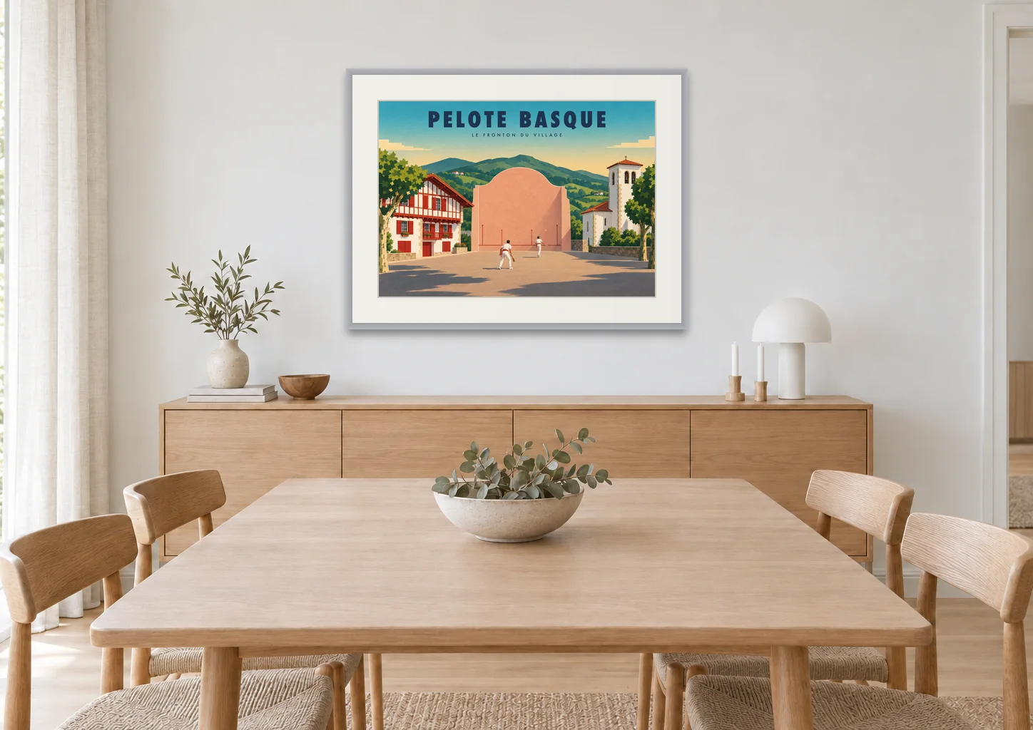 Affiche pelote basque « Pelote basque, le fronton du village » en A1, encadrée dans une salle à manger, déco scandinave