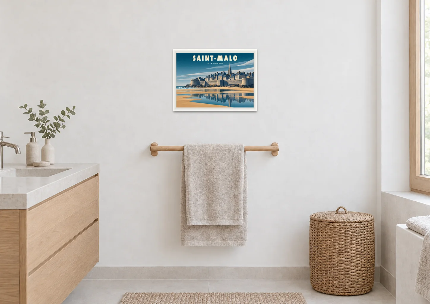 Affiche Saint-Malo « Saint-Malo, intra-muros » en A3, encadrée dans une salle de bain, déco scandinave