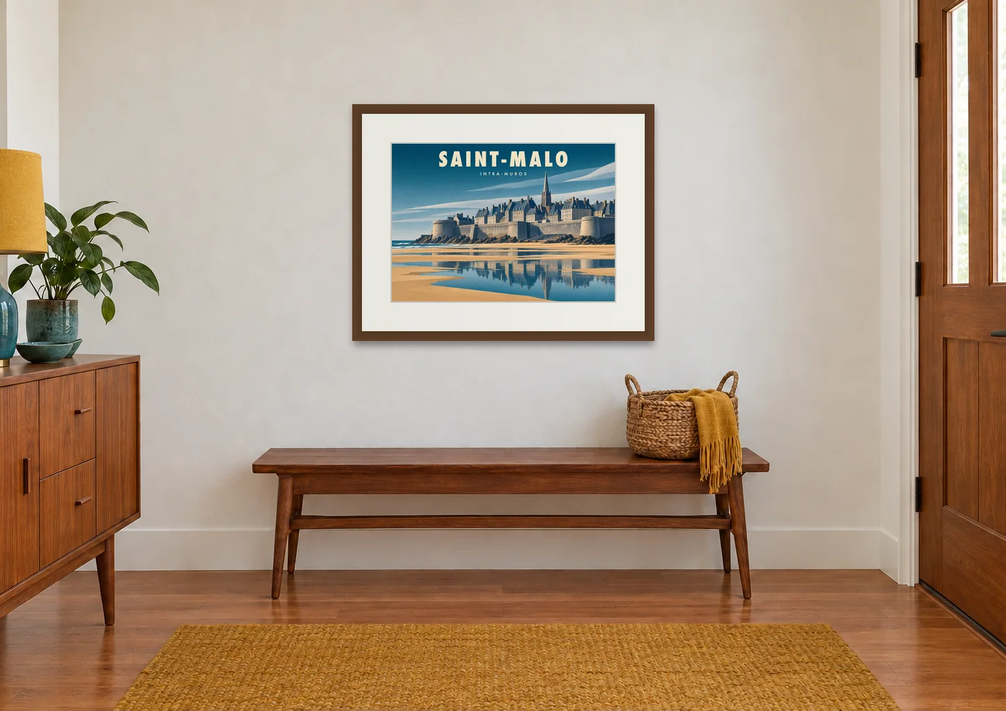 Affiche Saint-Malo « Saint-Malo, intra-muros » en A2, encadrée au-dessus d'un banc, déco années 50